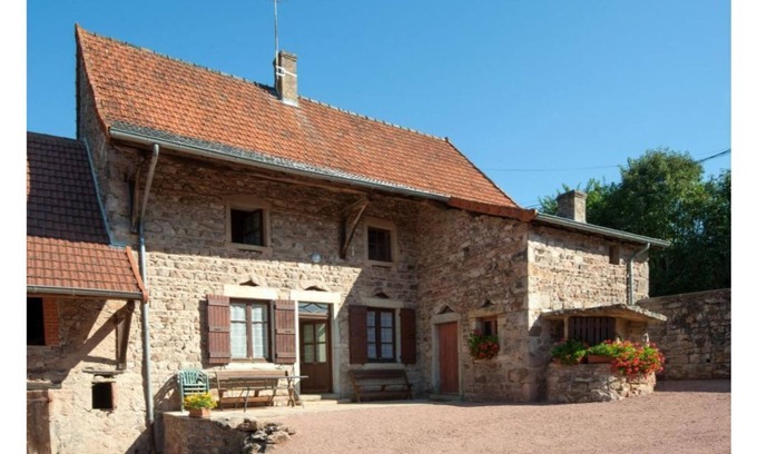Curtil-sous-Buffieres Cottage | Burgundy farmhouse converted into a gîte in a quiet hamlet