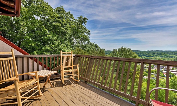 Burkesville Apartment | Burkesville Apt w/Deck, Views & Pool Access!