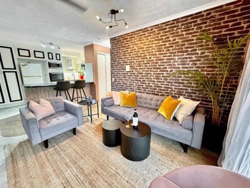 Burleigh Heads Apartment | Burleigh Heads Koala Park Pool & Parking