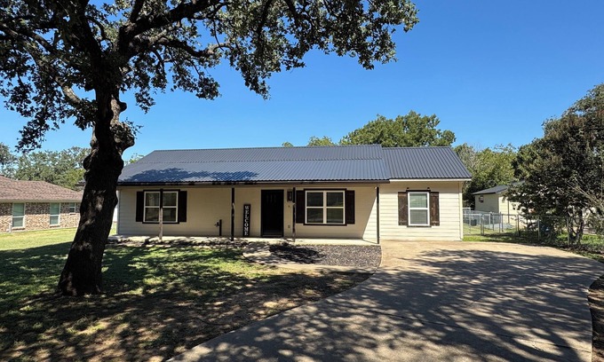 Burleson House | Burleson Farmhouse 3-bedroom house
