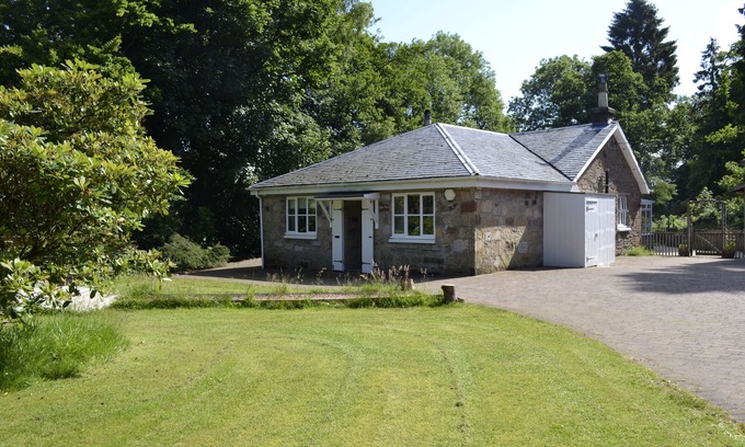 Arden Cottage | Burnbeag Cottage at Auchendennan - sleeps 7 guests in 3 bedrooms