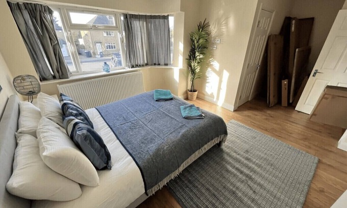 Slough Ski Chalet | Burnham/Slough Spacious Six Bedroom House
