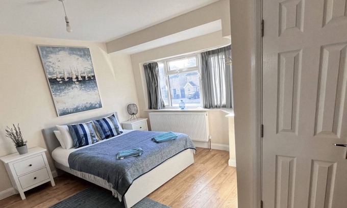 Slough Ski Chalet | Burnham/Slough Spacious Four Bedroom House