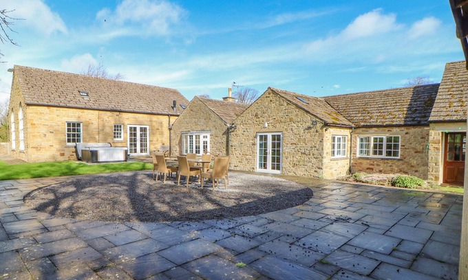 Greta Bridge House | BURNS COTTAGE, pet friendly, with hot tub in Barnard Castle