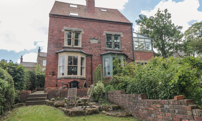 Fylingthorpe Cottage | BURNSIDE, family friendly, with open fire in Robin Hood’s Bay