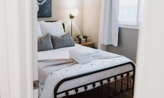 Baddow Cottage | Burnt River Waterfront- Kayaks, Hot tub, WiFi