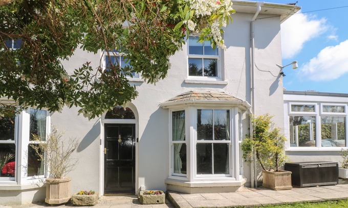 Tywardreath Cottage | BURROW HOUSE, pet friendly, with open fire in Tywardreath