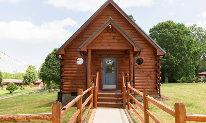 Asheville Cabin | Burt is a cozy log cabin