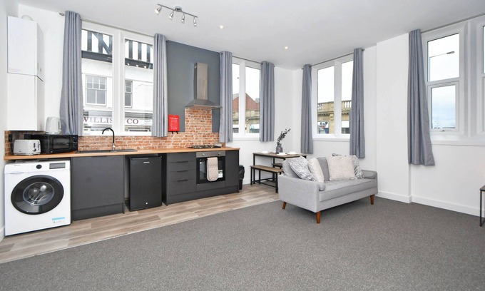 Burton on Trent Apartment | Burton Apartments. Free WiFi & Parking - Sleeps 2