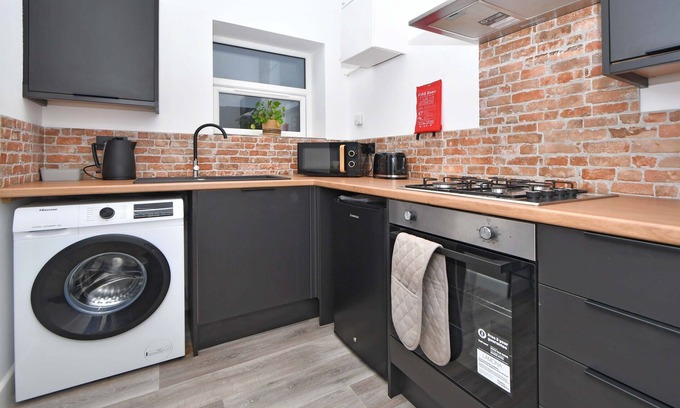 Burton on Trent Apartment | Burton Apartments. Free WiFi & Parking - Sleeps 2