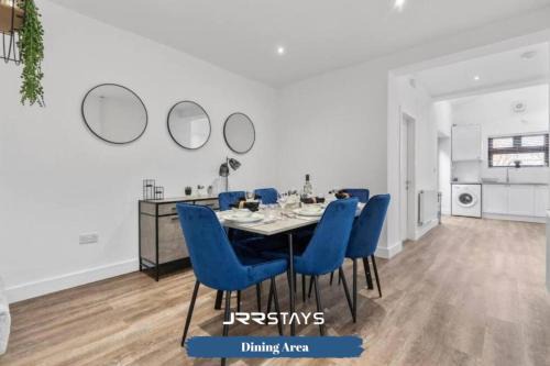 Winshill House | Burton on Trent - 3 Bedroom, Sleep 7, Wi-Fi - JRR Stays
