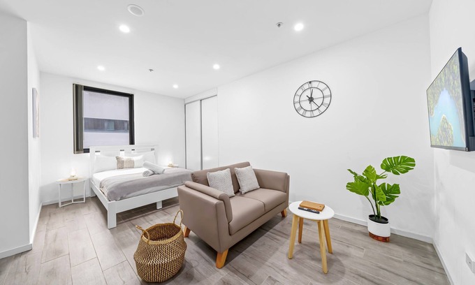 Burwood Apartment | Burwood 1Br apt nearTrain/Shopping street parking