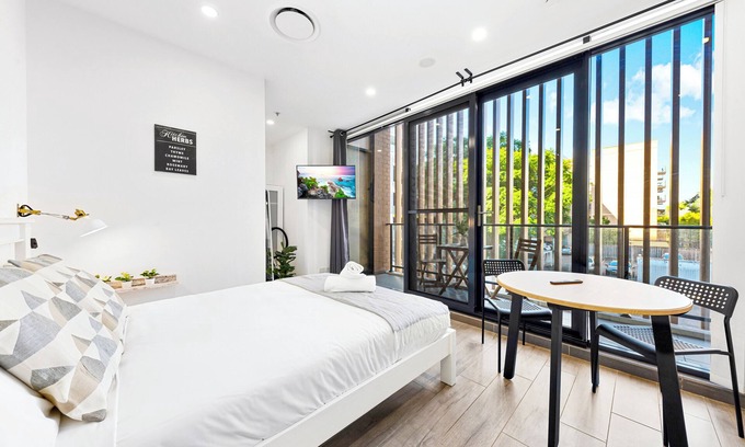 Burwood Apartment | Burwood 1Br steps to Train Station/Shoppingn