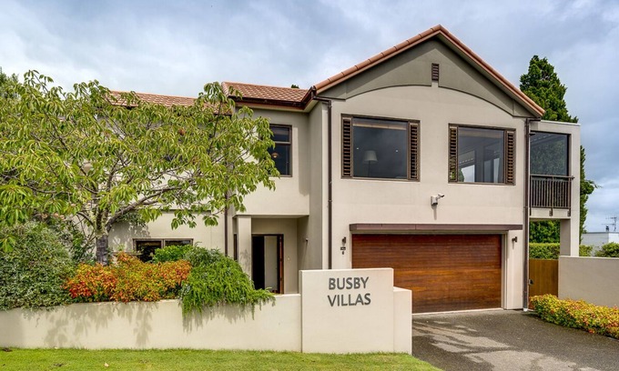 Havelock North House | Busby Hill Villa - Havelock North Holiday Home