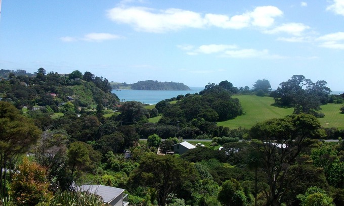 Onetangi Cottage | Bush Beach Delight - Onetangi Holiday Home