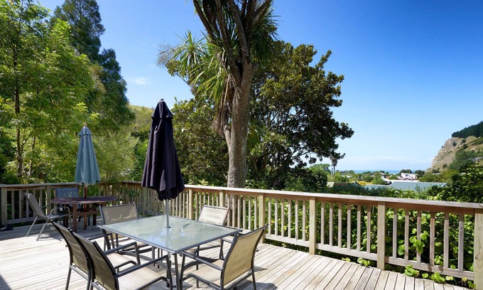 Tangoio House | Bush Clad Setting with Beach Views