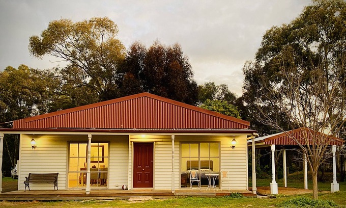 Dunolly House | Bushby’s Self Contained Cottage