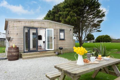 Helford Passage Apartment | Bushwood-Beautifully Fitted Wooden Lodge Helston Cornwall