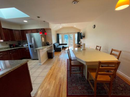 The Heights Apartment | Business & Family Friendly Balcony Jacuzzi Free Park