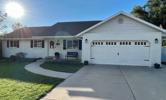 Lakeview House | Business in Front and Fun in the Back! Pets too!