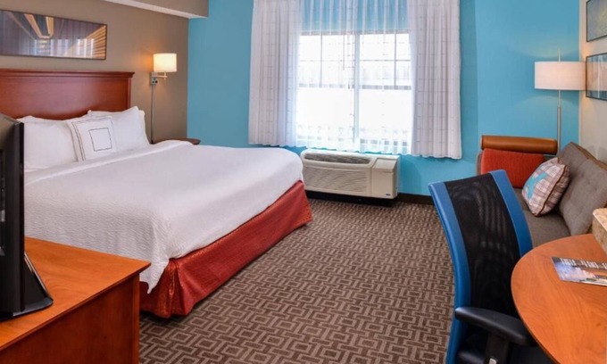 Thousand Oaks House | Business Lodging in Thousand Oaks! 4 units w/Work Space, Full Kitchen, Pool