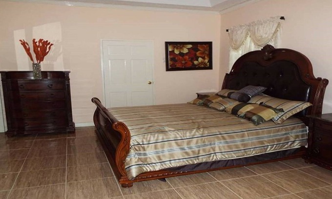 Spanish Town House | Business Travel Rental/BPO Traing and Houseing Sleeps 14+
