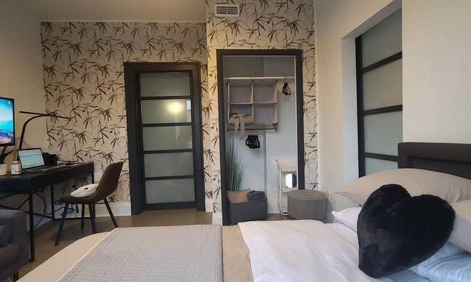 Kingsville Apartment | Business Travellers, Couples STAY DOWNTOWN KINGSVILLE Cozy Private SUITE - 1 bed