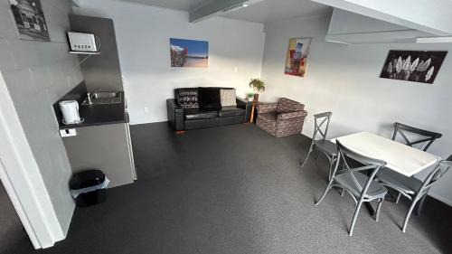 Oakura Hotel | Butlers Reef Accommodation