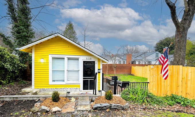 Hendersonville Cottage | Buttercup Cottage close to downtown Hendersonville fully fenced all pets welcome