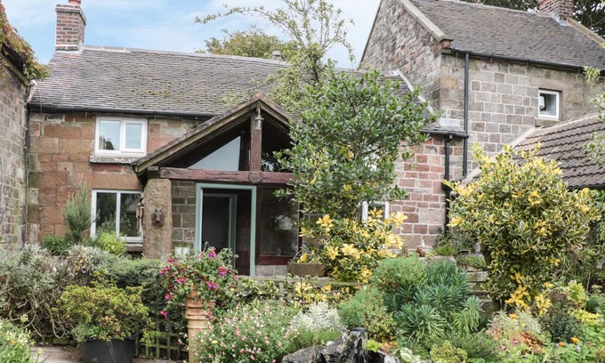 Tunstall Cottage | BUTTERLANDS FARMHOUSE, pet friendly, with open fire in Biddulph