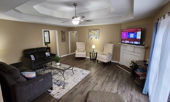 Clarksville House | Butternut Palace-Pet Friendly-Sleep 6