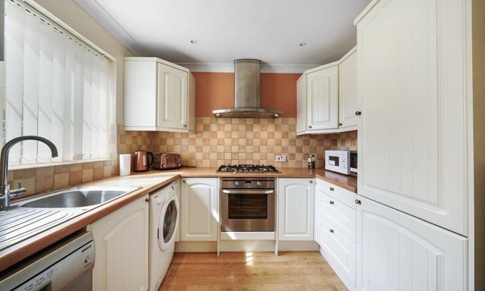 Willesborough House | Butterside House - Spacious Retreat with Hot Tub
