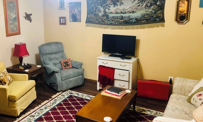 Batesville Apartment | Button's Apartment-Cozy vintage-style 2-bedroom place in historic Batesville