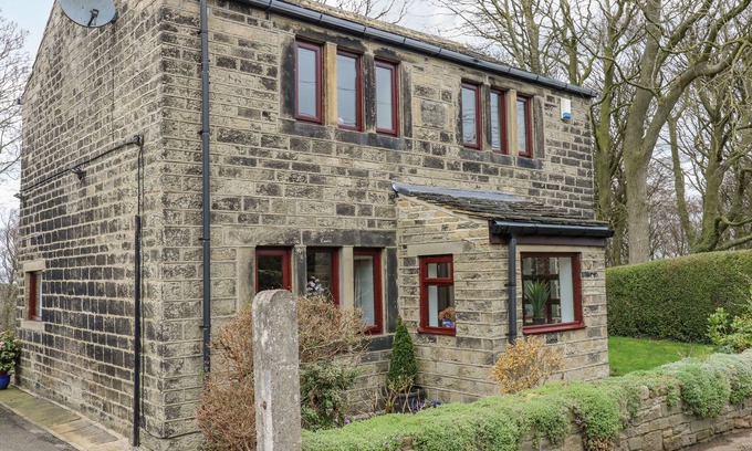 Honley Cottage | BUTTS COTTAGE, character holiday cottage in Farnley Tyas