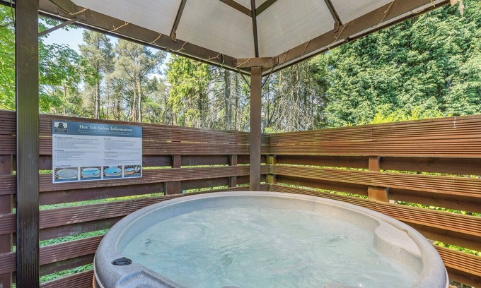 Longnor House | Buxton Pet Friendly Lodge with Hot tub