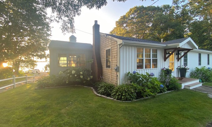 Bliss Corner House | Buzzards Bay Cottage w/water views and beach pass.