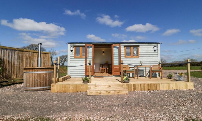Crediton House | Buzzards