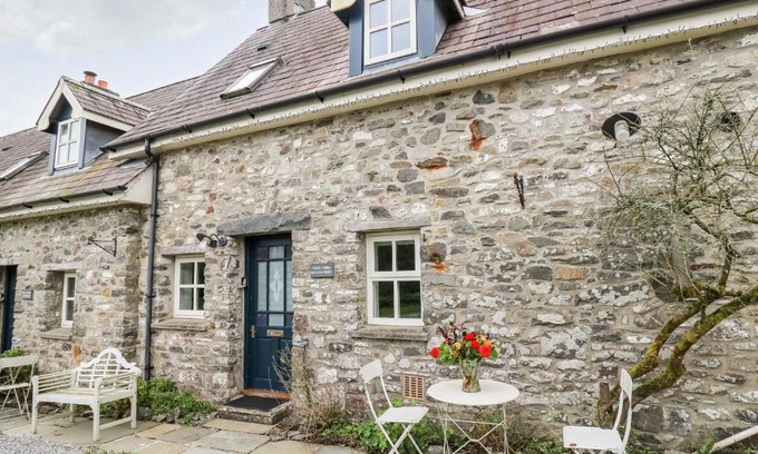 Llandeilo House | Buzzards Watch