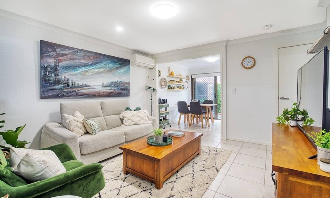Surfers Paradise Apartment | Buzzing Surfers Vibrant Indoor outdoor Lifestyle