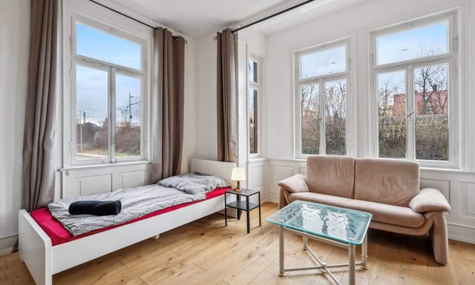 Metzingen Apartment | Bw16 Ferienwohnungen Metzingen mit Balkon, 2 Schlafzimmer, 1 Wohn-/schlafzimmer, Max. 9 Personen