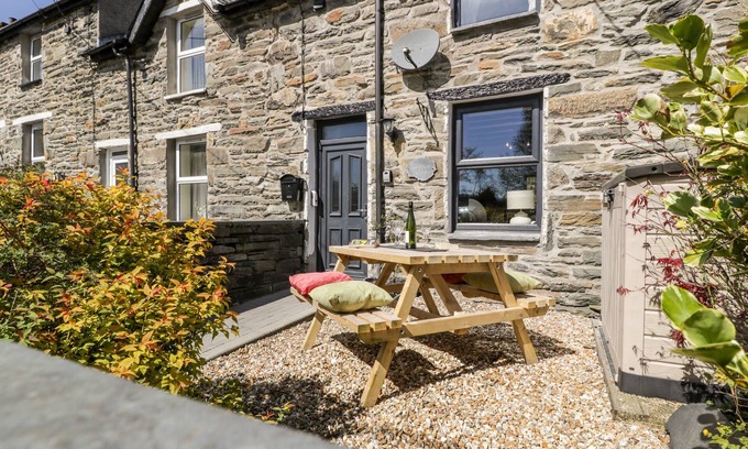 Tanygrisiau Cottage | BWTHYN AFON (RIVER COTTAGE), pet friendly in Tanygrisiau