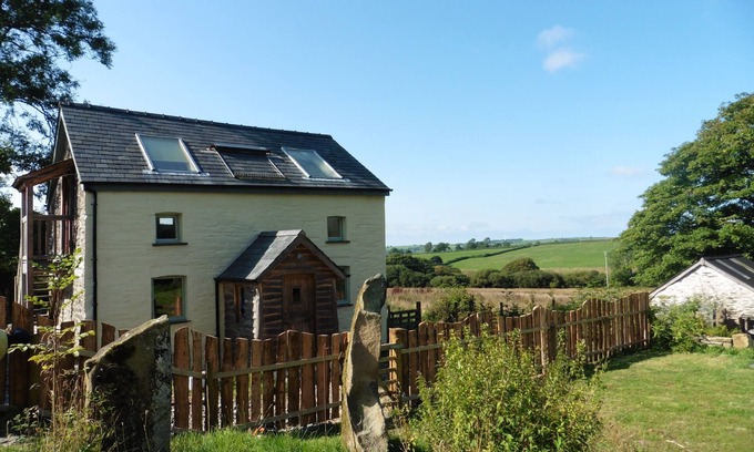 Crymych Cottage | Bwthyn Bran, 1-bed cosy cottage on the edge of the Preseli hills. Pet friendly