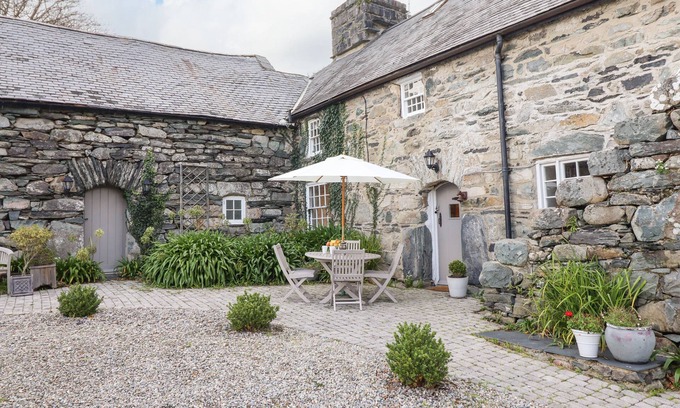 Llanfair Cottage | BWTHYN CANOL, family friendly, country holiday cottage in Llanfair