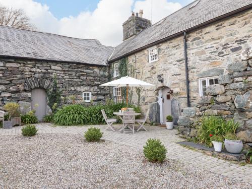 Llanfair House | Bwthyn Canol