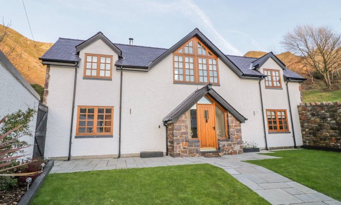 Penmaenmawr Cottage | BWTHYN CARREGWEN, pet friendly, with open fire in Dwygyfylchi