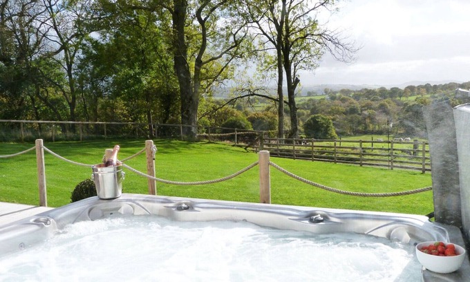 Llandrindod Wells House | Bwthyn Dulas - Three Bedroom House, Sleeps 6