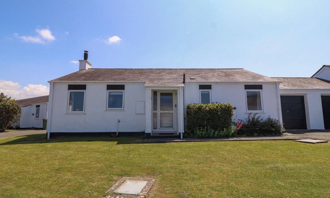 Edern House | BWTHYN GWYN BACH, pet friendly, with open fire in Morfa Nefyn