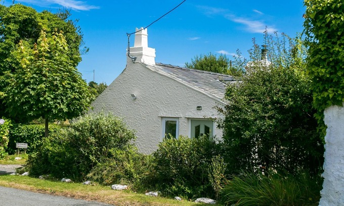 Amlwch Cottage | Bwthyn Ty Croes - sleeps 4 guests in 2 bedrooms