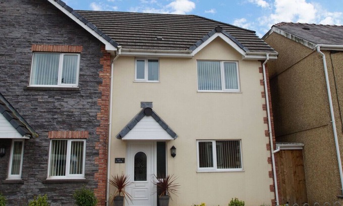 Ammanford House | Bwthyn y Gors - Three Bedroom House, Sleeps 5