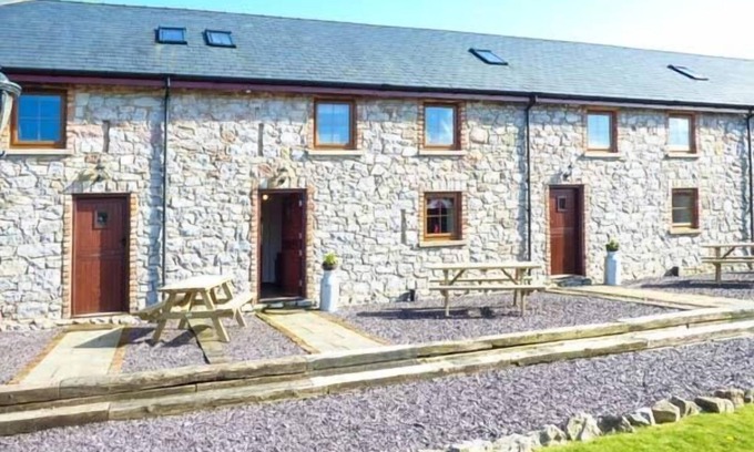 Rhyd-y-foel Cottage | BWTHYN Y WENNOL, family friendly, with a garden in Abergele